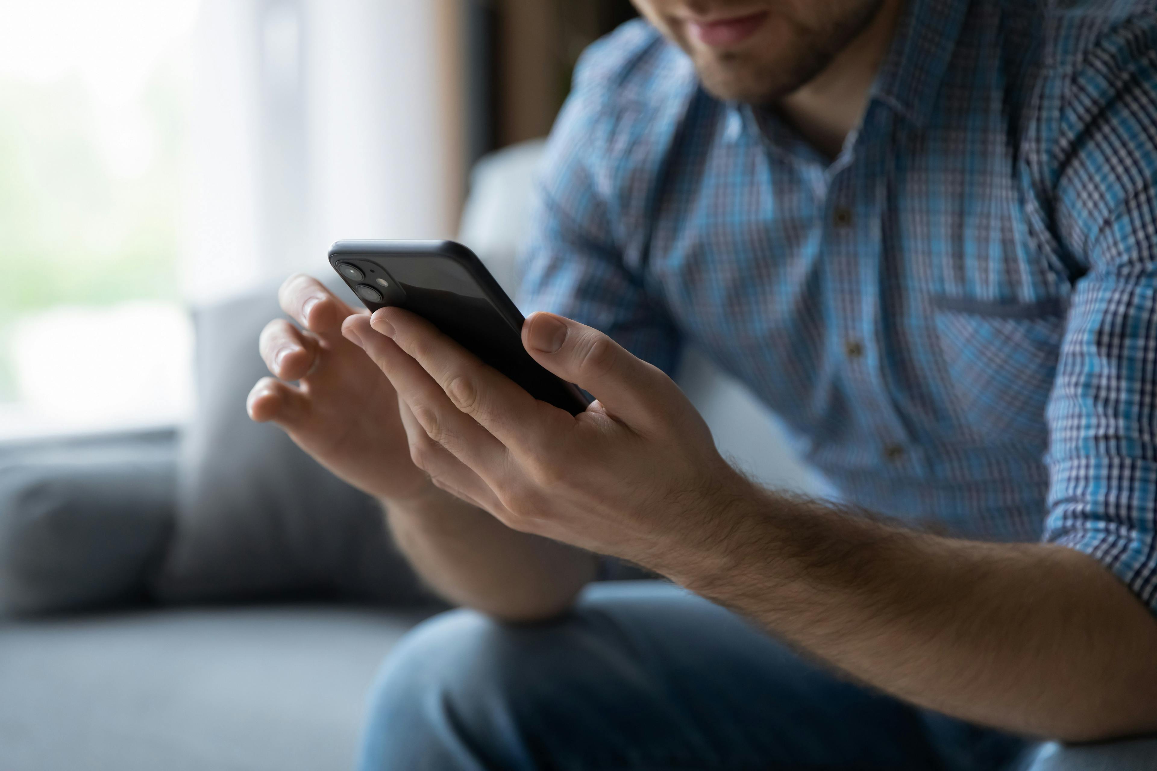 Man using cell phone | Image Credit: © fizkes - stock.adobe.com